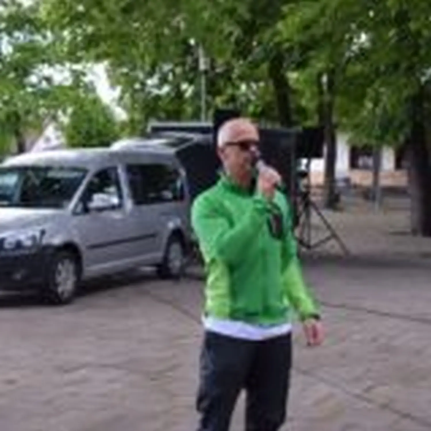 Menschen auf dem Renngelände von Hartwig