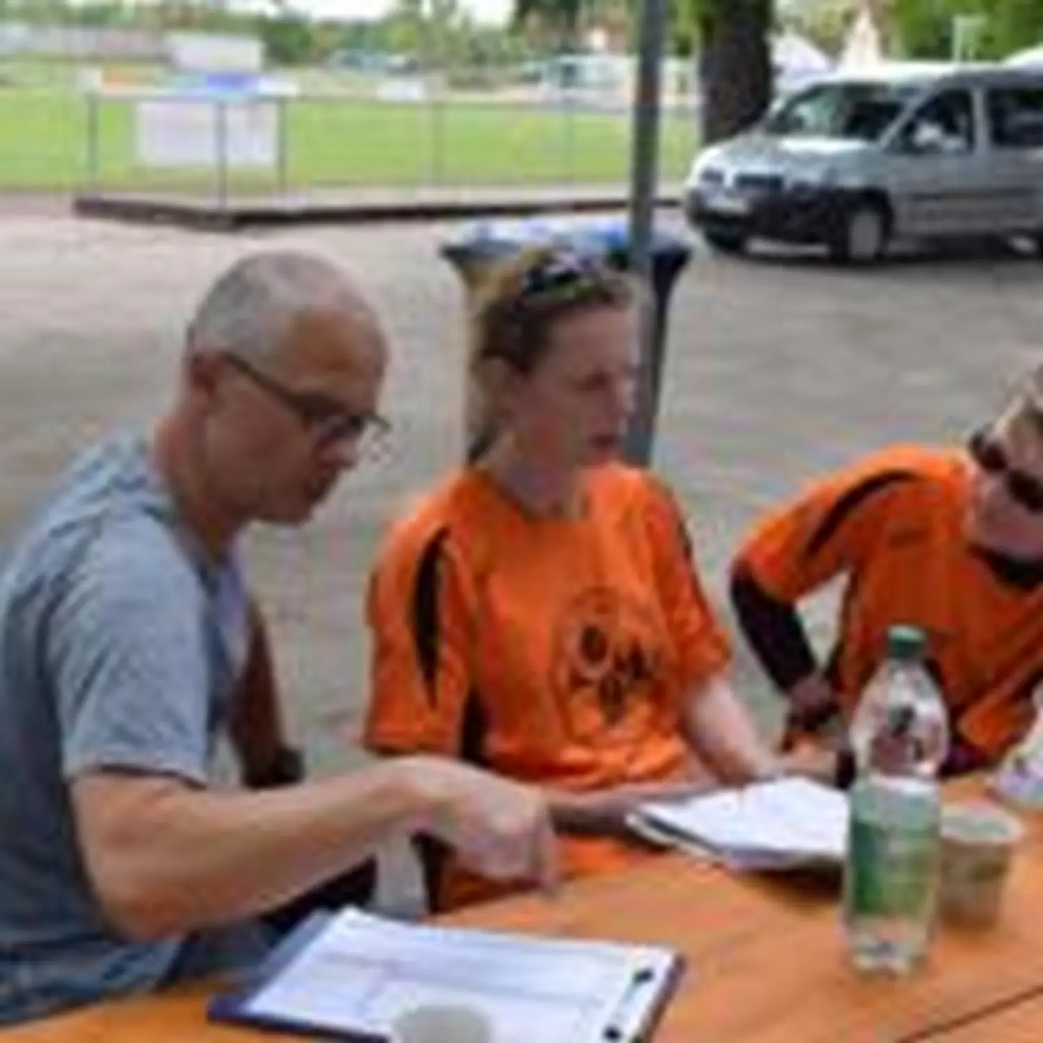 Menschen auf dem Renngelände von Hartwig