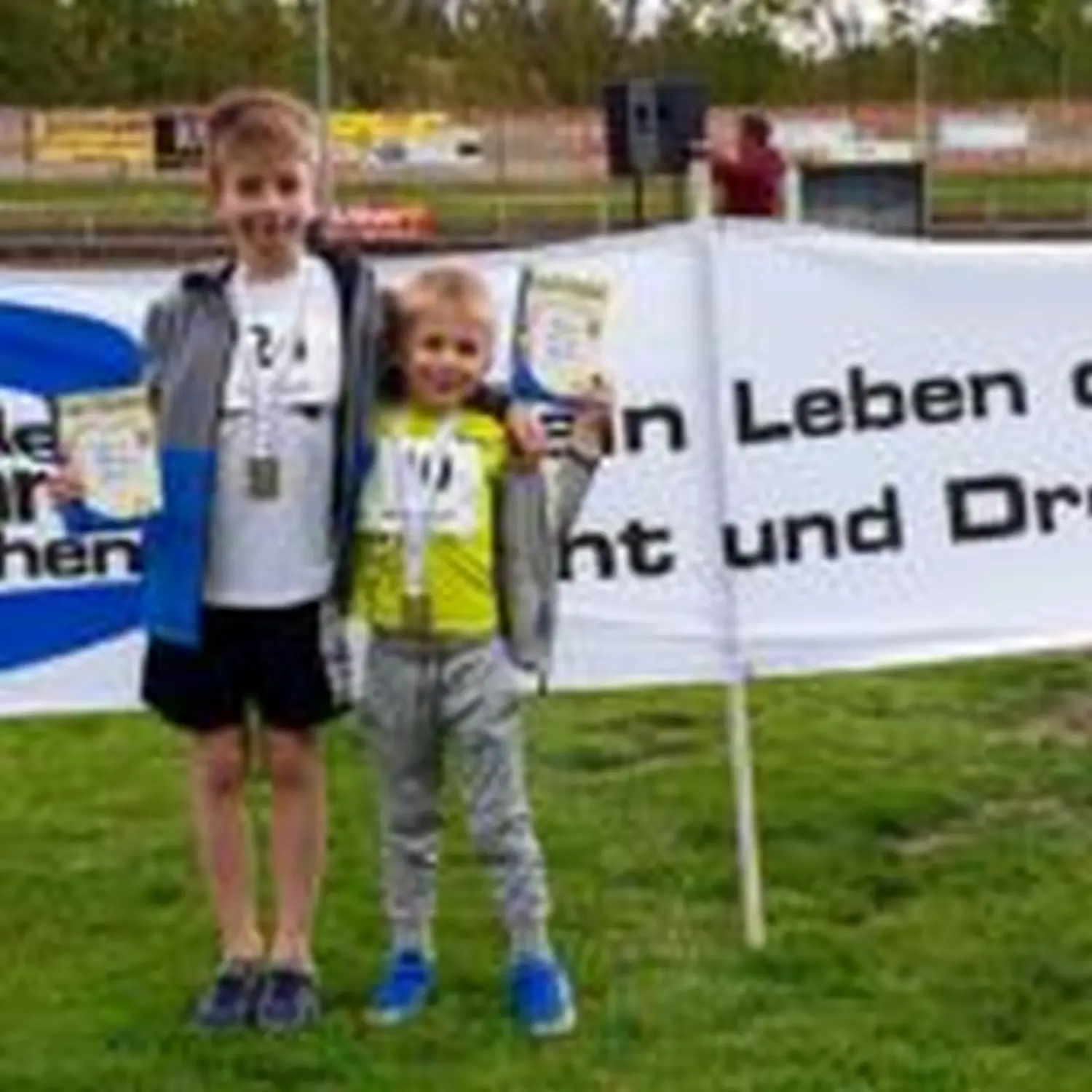 Menschen auf dem Renngelände von Hartwig