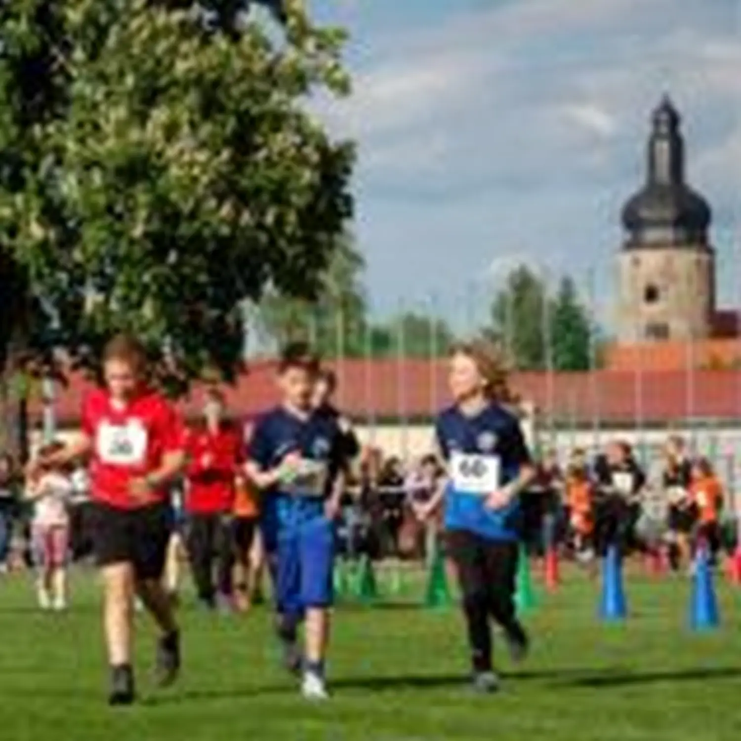 Menschen auf dem Renngelände von Hartwig