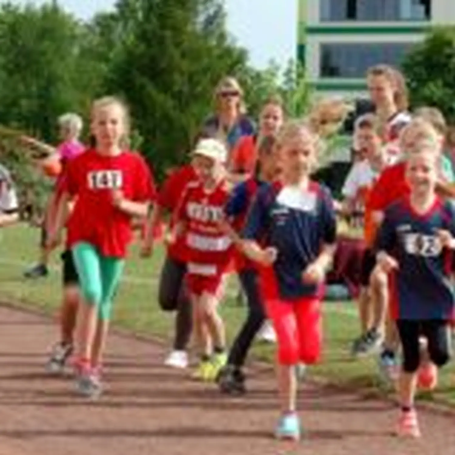 Kinder auf dem Rennplatz von Hartwig