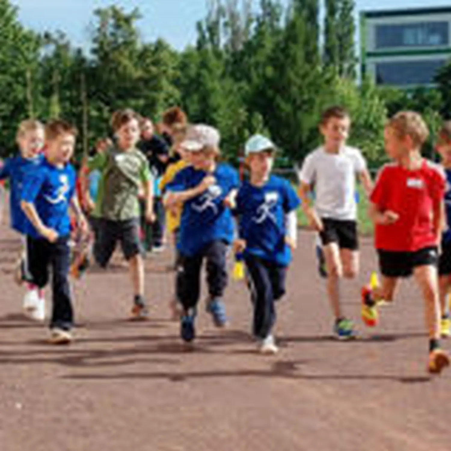 Kinder auf dem Rennplatz von Hartwig
