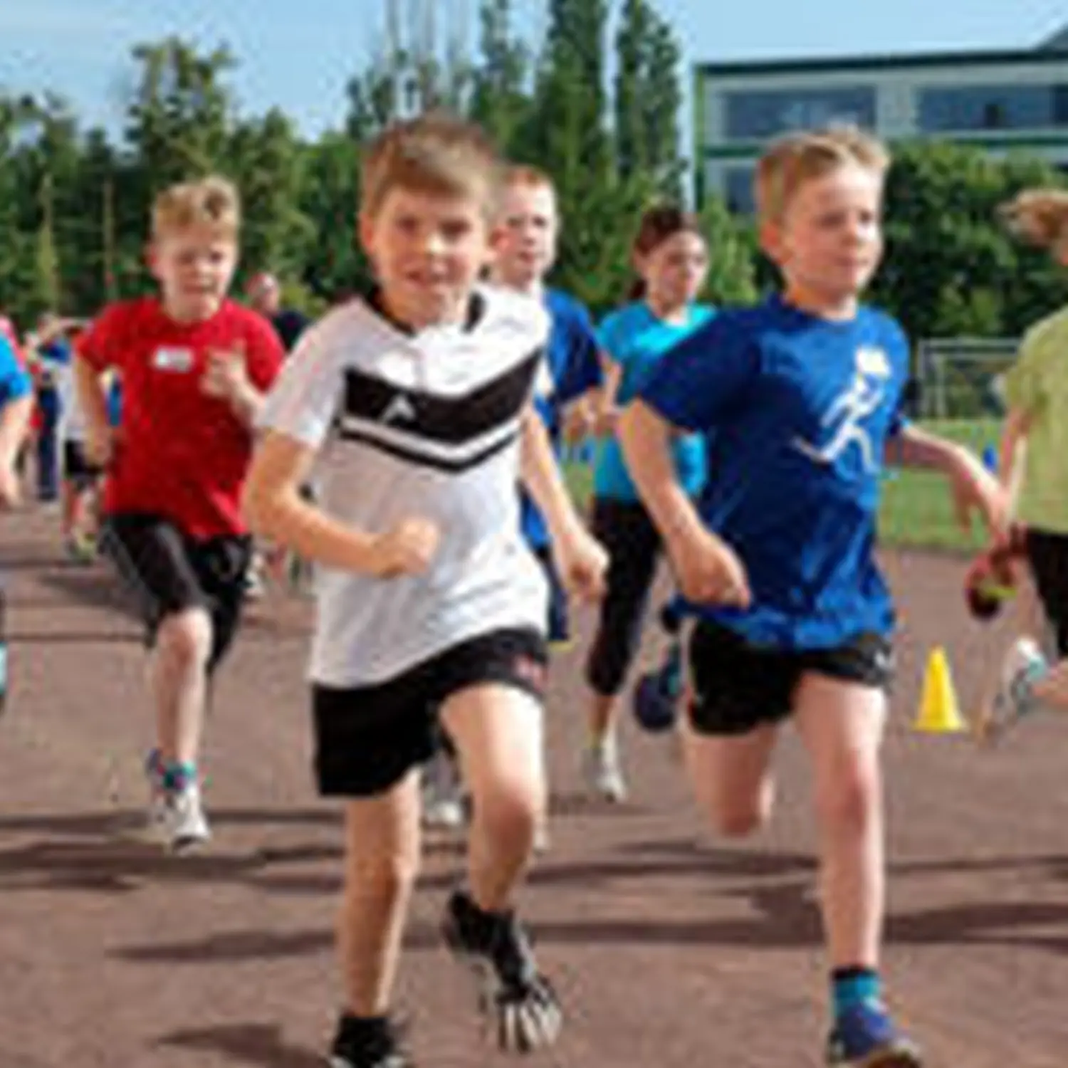 Kinder auf dem Rennplatz von Hartwig
