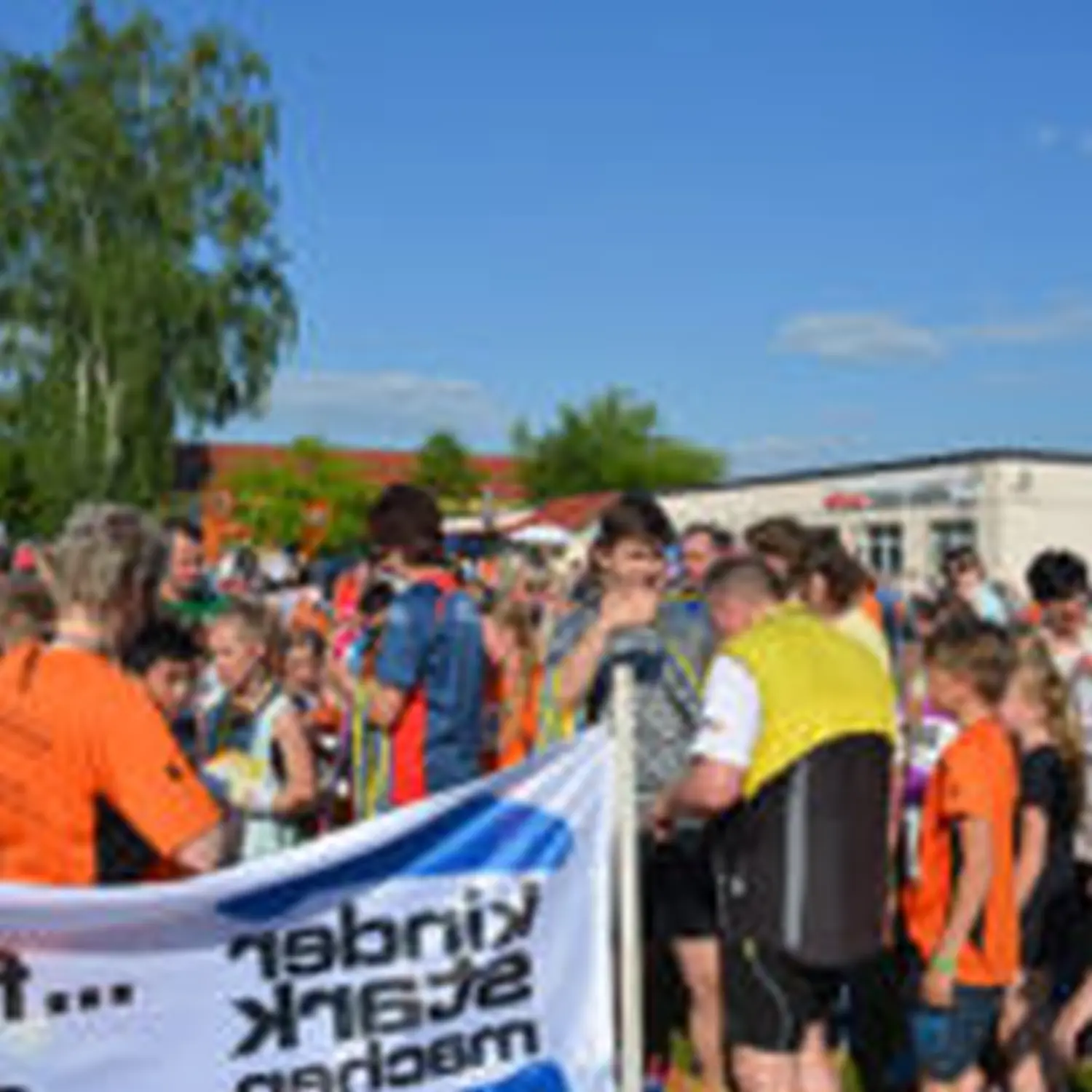 Kinder auf dem Rennplatz von Hartwig