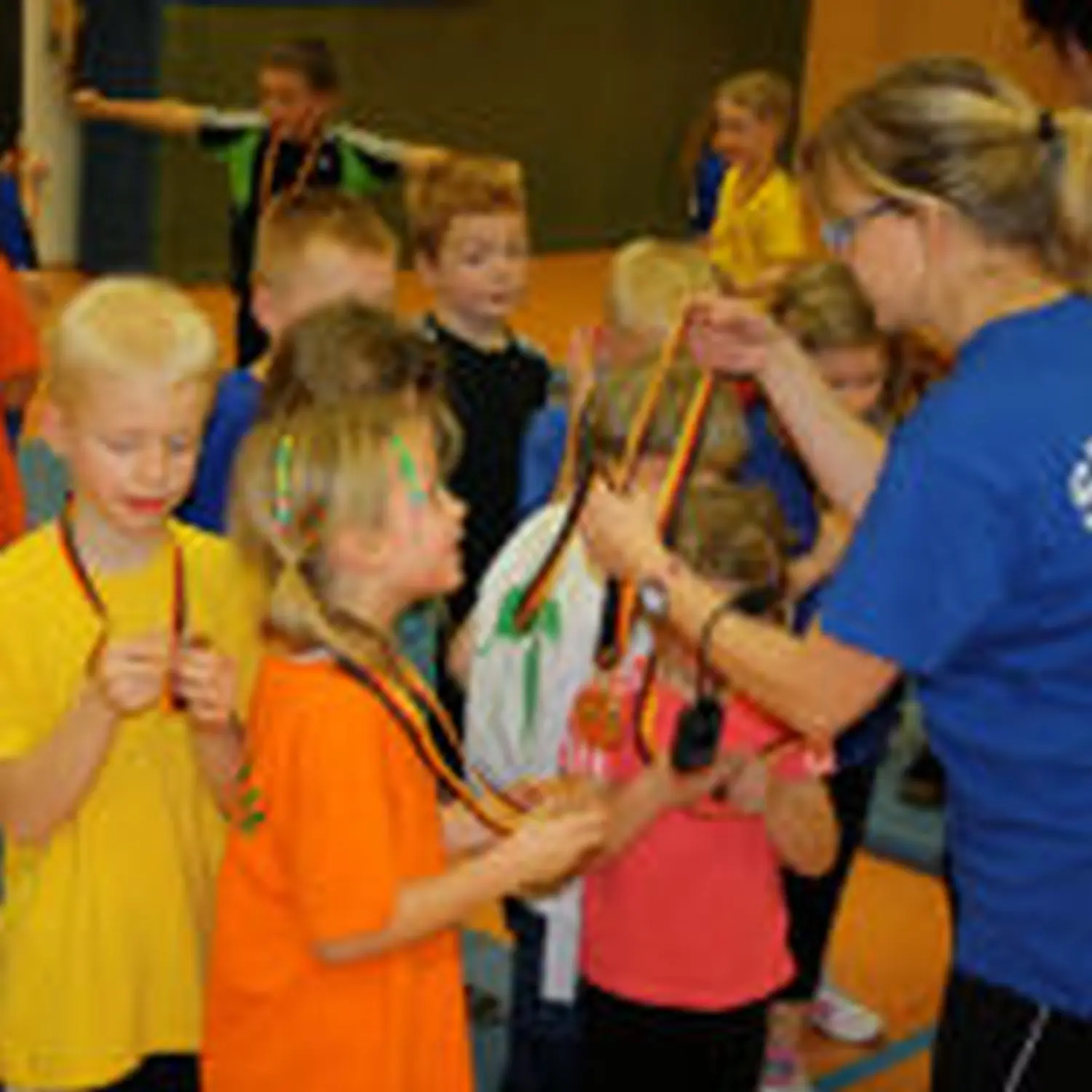 Kinder auf dem Rennplatz von Hartwig
