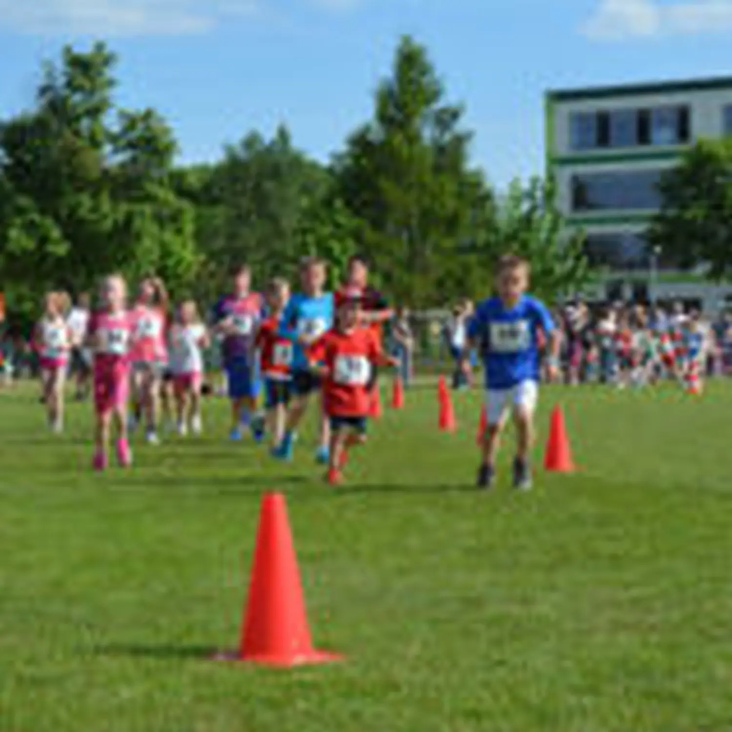 Kinder auf dem Rennplatz von Hartwig