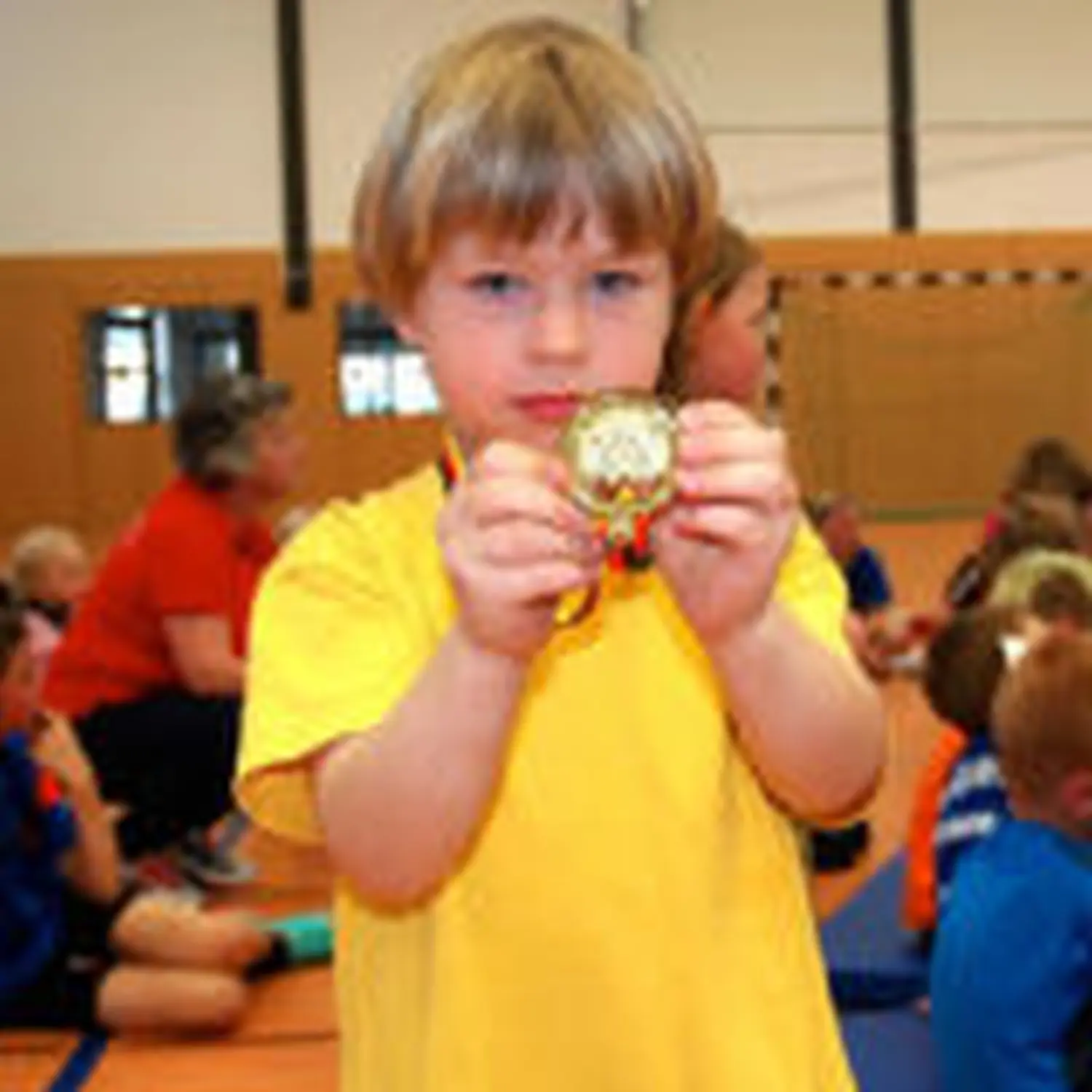 Kinder auf dem Rennplatz von Hartwig
