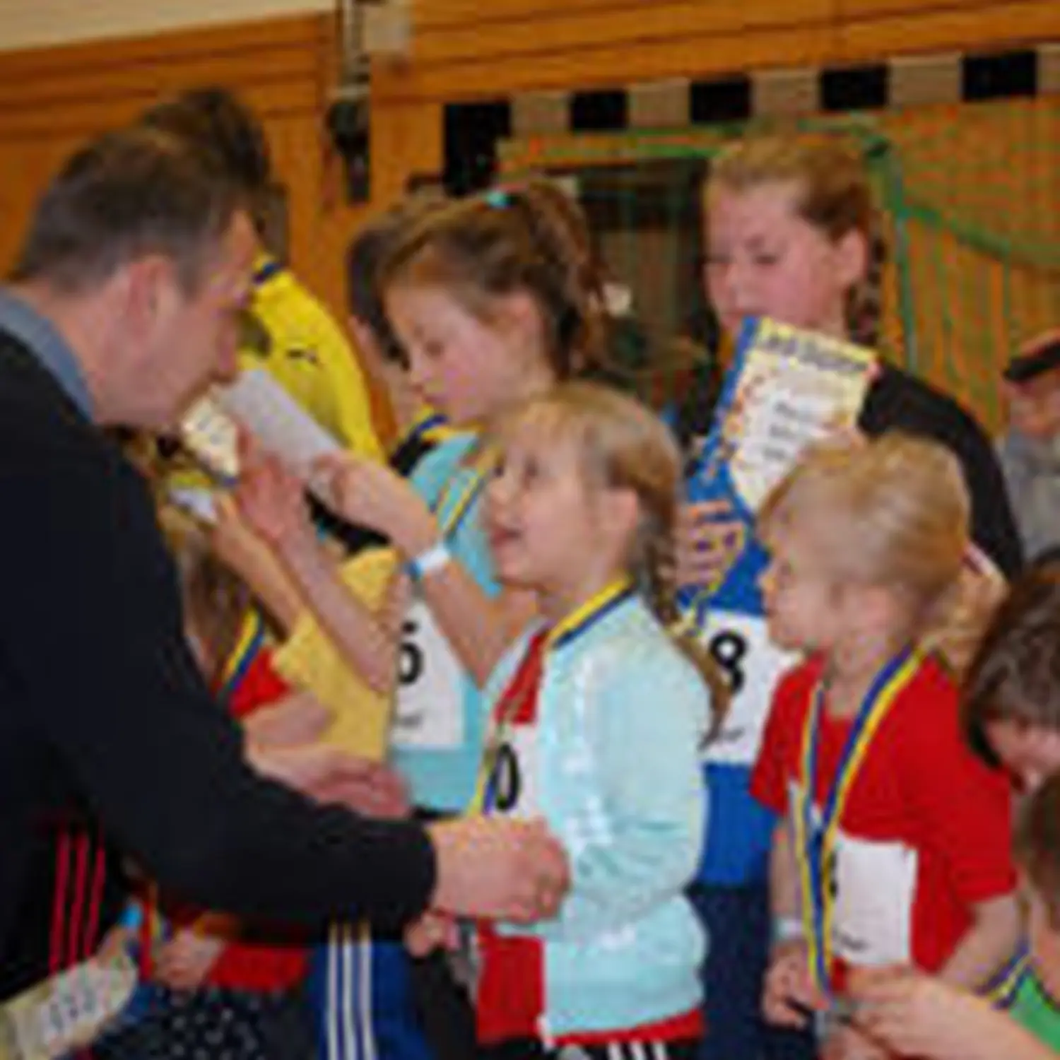 Kinder auf dem Rennplatz von Hartwig