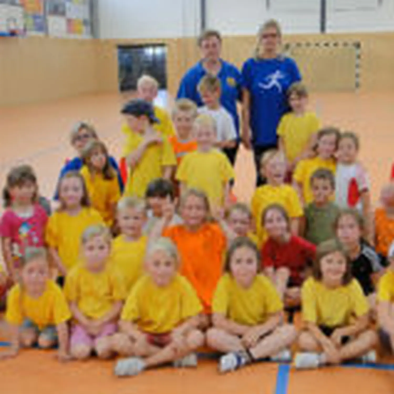Kinder auf dem Rennplatz von Hartwig