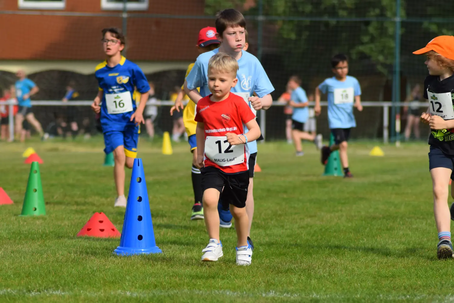 Kinder laufen beim Fußball von Hartwig - Steffen Hartwig
