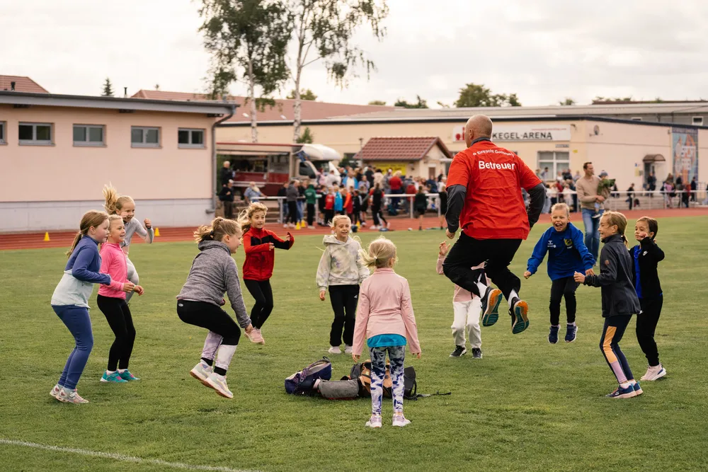Kinder laufen beim Fußball von Hartwig - Steffen Hartwig