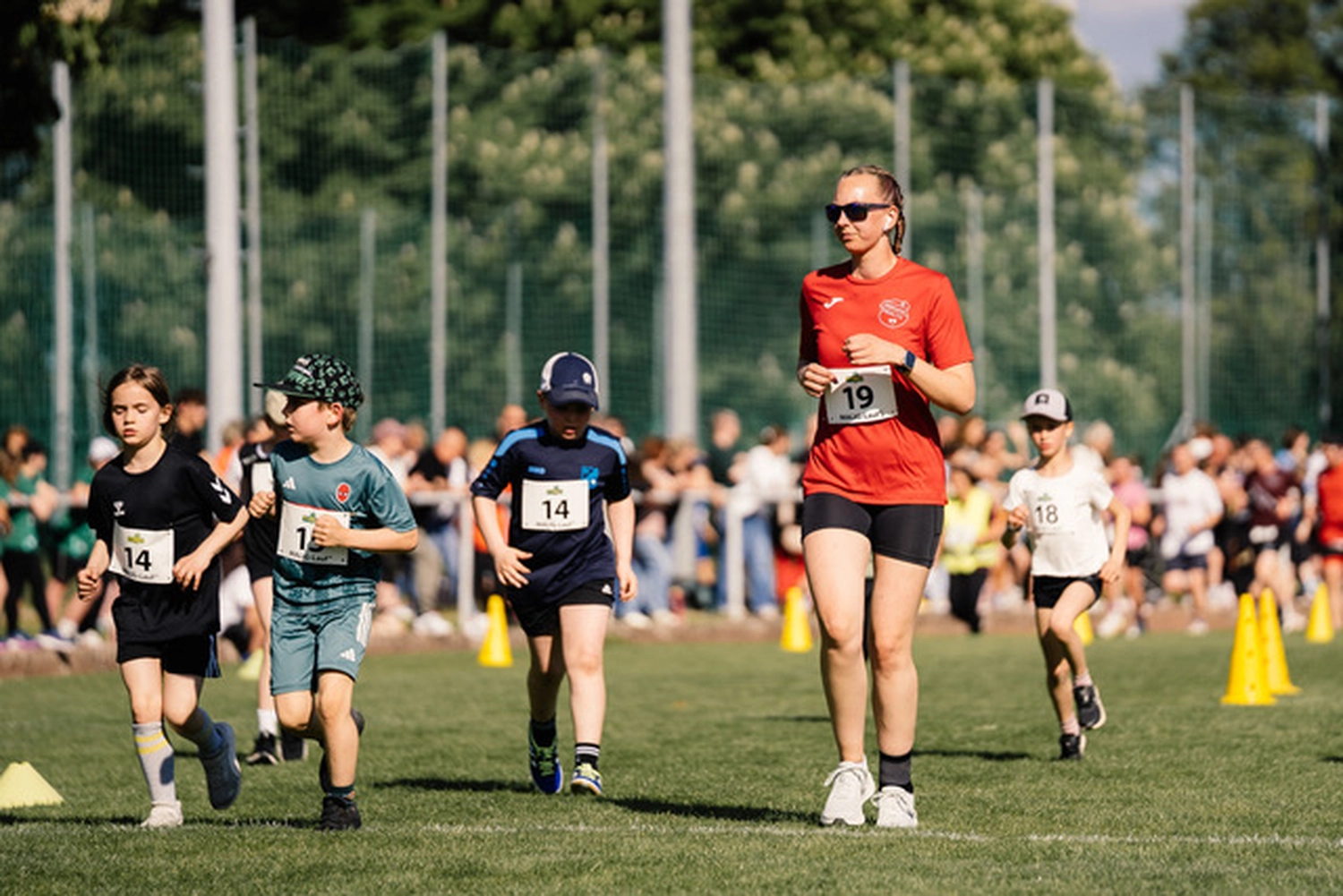 Kinder laufen beim Fußball von Hartwig - Steffen Hartwig 