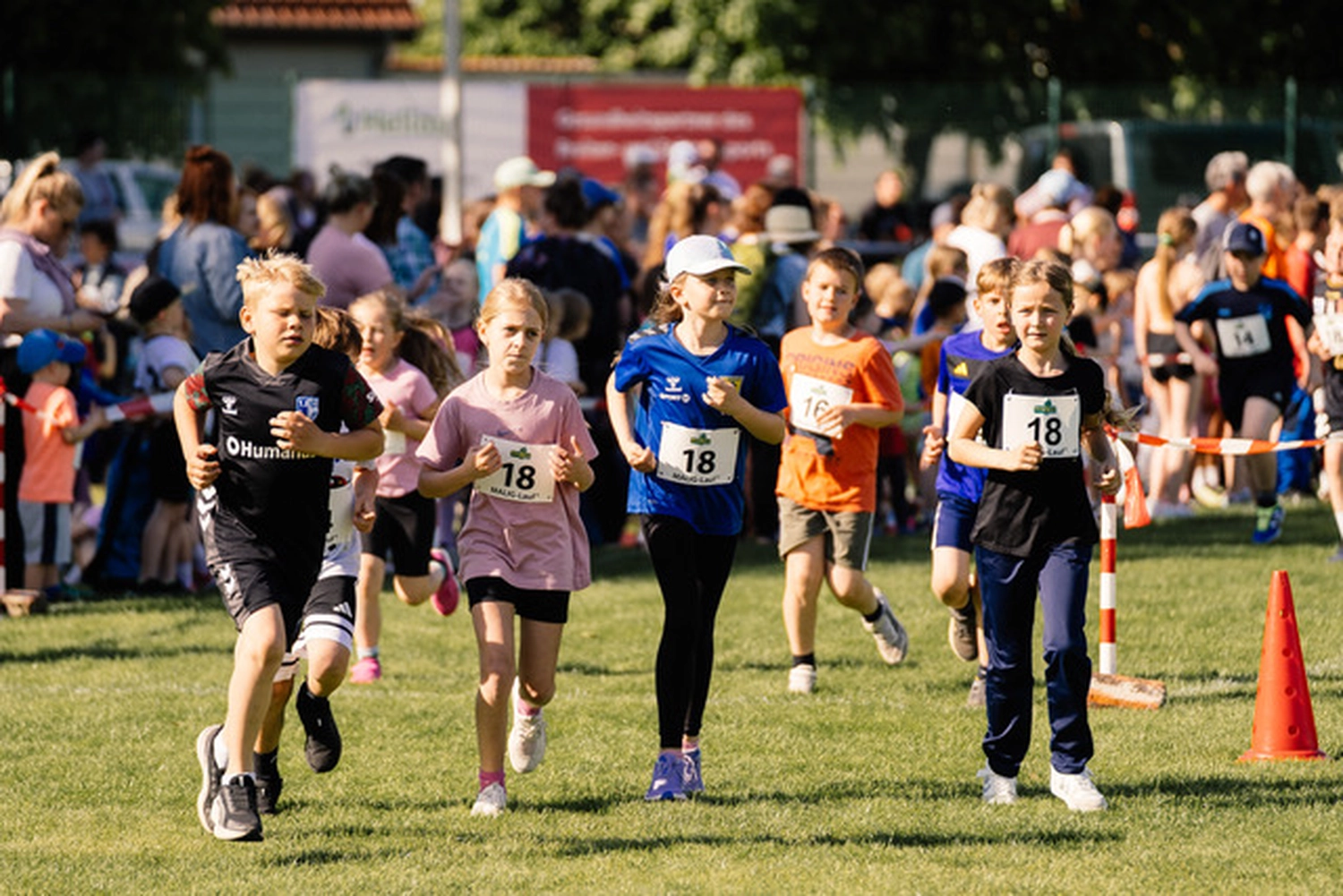 Kinder laufen beim Fußball von Hartwig - Steffen Hartwig 