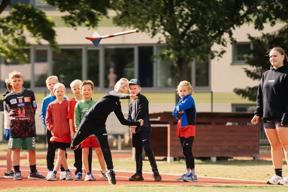 Kinder laufen beim Fußball von Hartwig - Steffen Hartwig