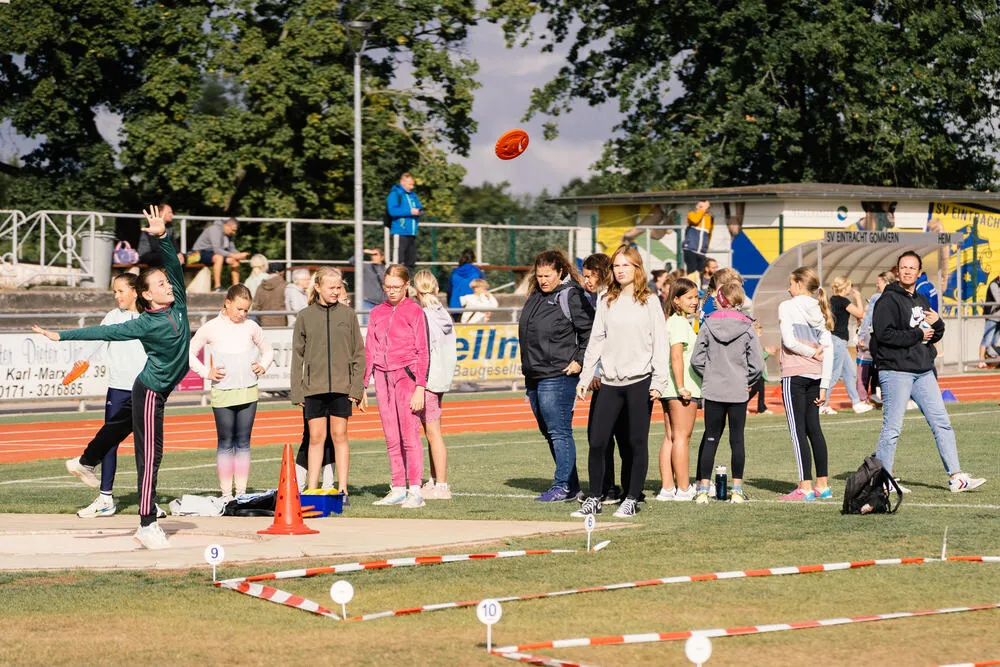 Kinder laufen beim Fußball von Hartwig - Steffen Hartwig