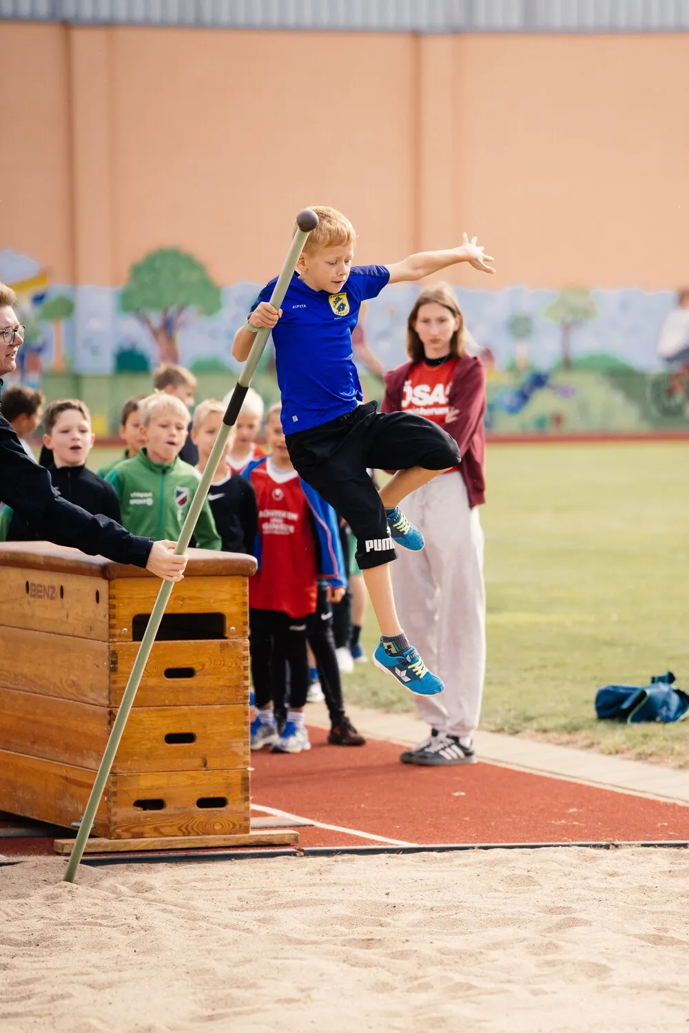 Kinder laufen beim Fußball von Hartwig - Steffen Hartwig