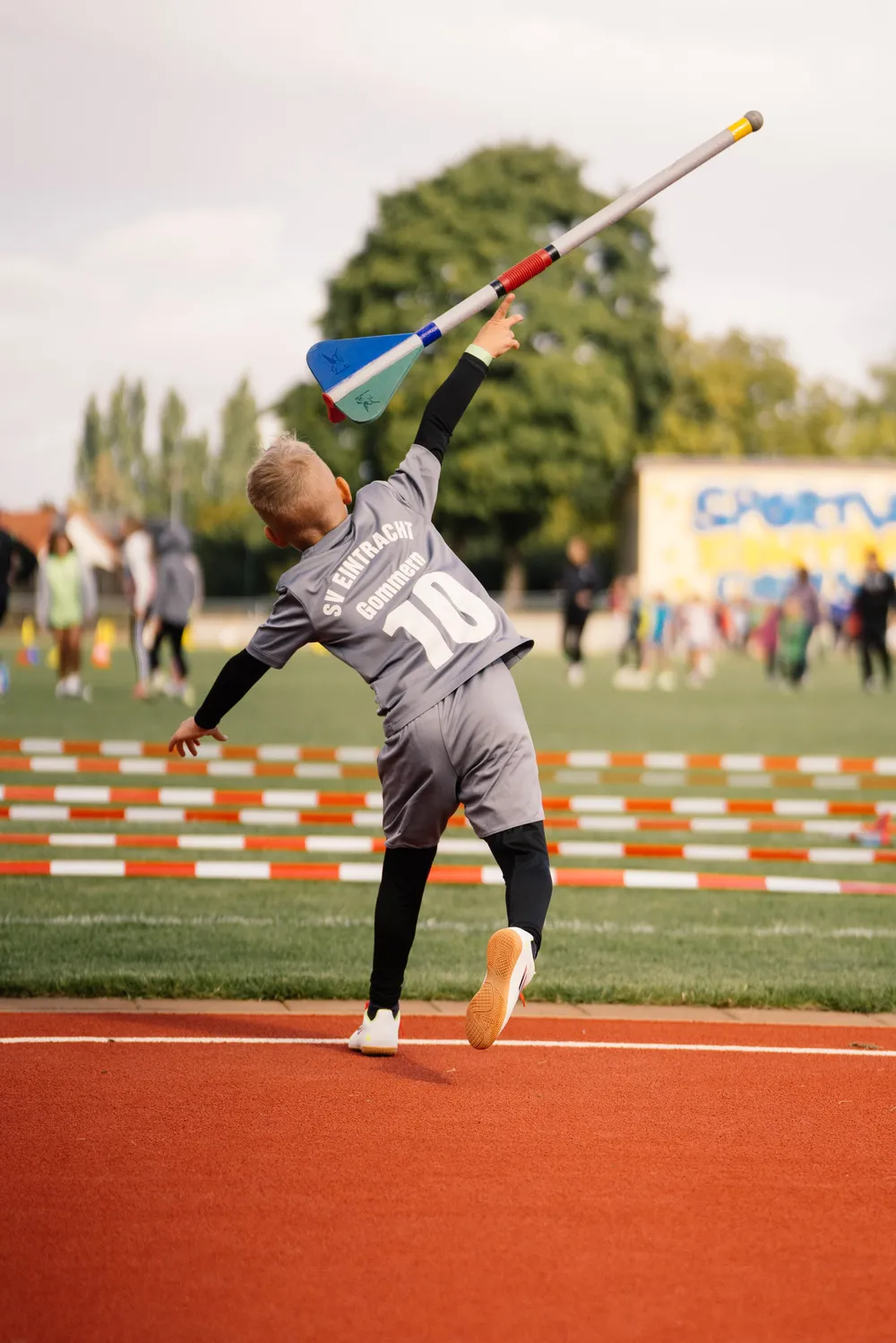 Kinder laufen beim Fußball von Hartwig - Steffen Hartwig