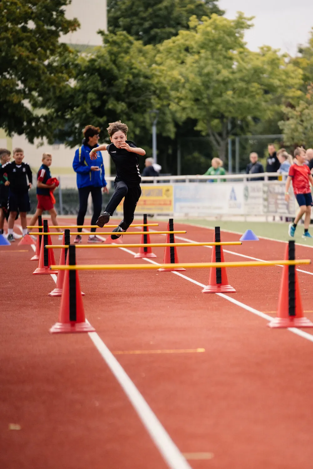 Kinder laufen beim Fußball von Hartwig - Steffen Hartwig