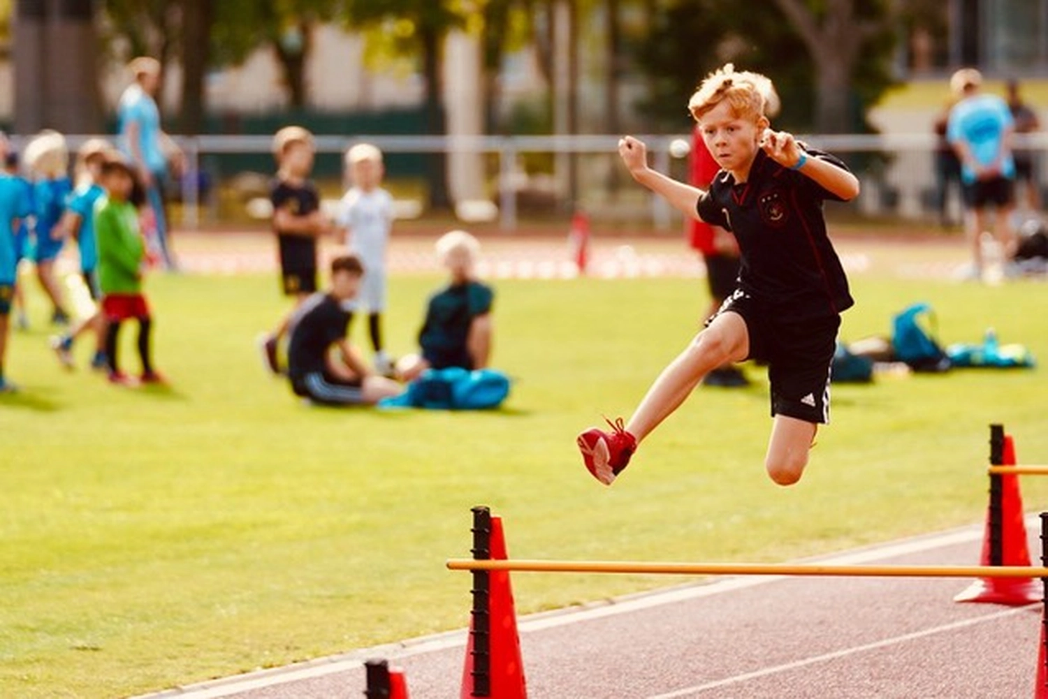 Kinder laufen beim Fußball von Hartwig - Steffen Hartwig 