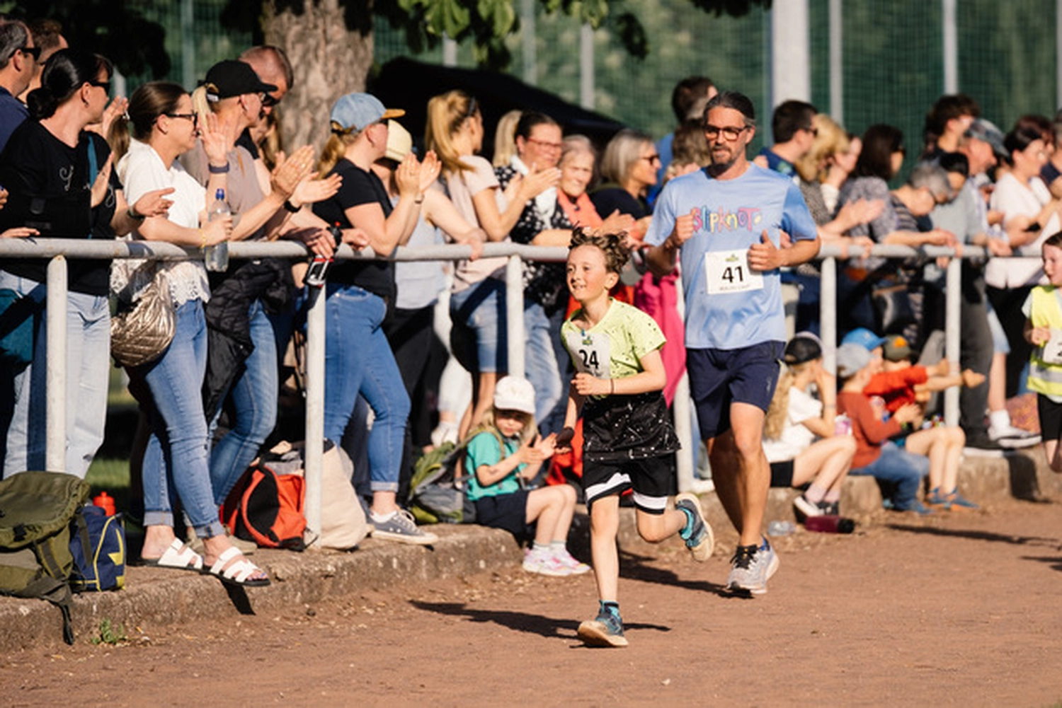 Kinder laufen beim Fußball von Hartwig - Steffen Hartwig 