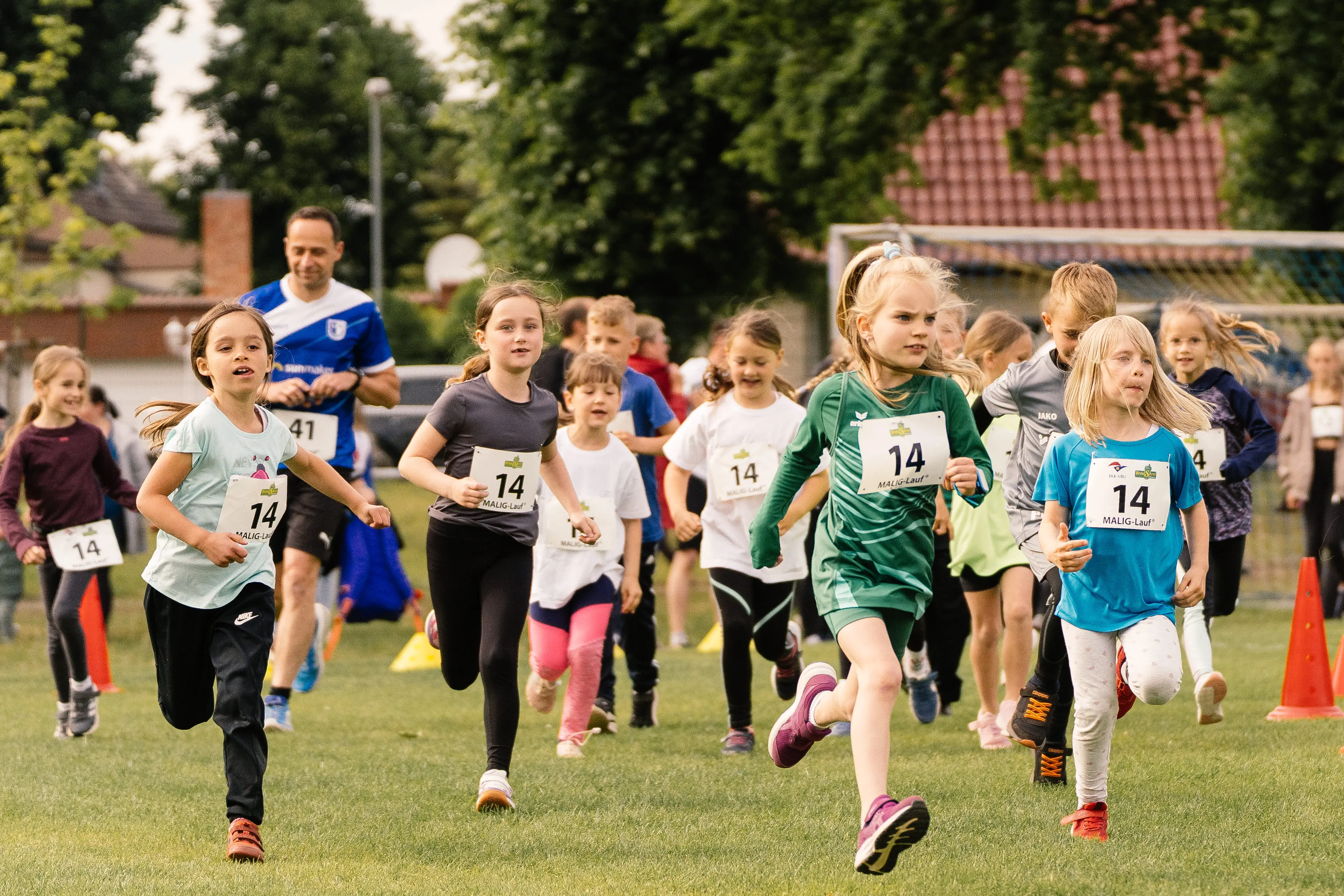 Kinder laufen beim Fußball von Hartwig - Steffen Hartwig