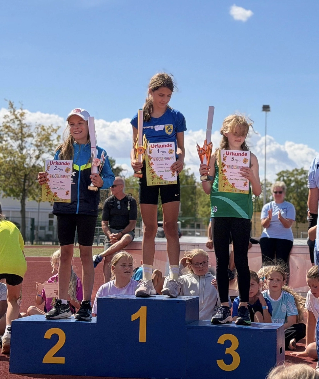 Kinder laufen beim Fußball von Hartwig - Steffen Hartwig