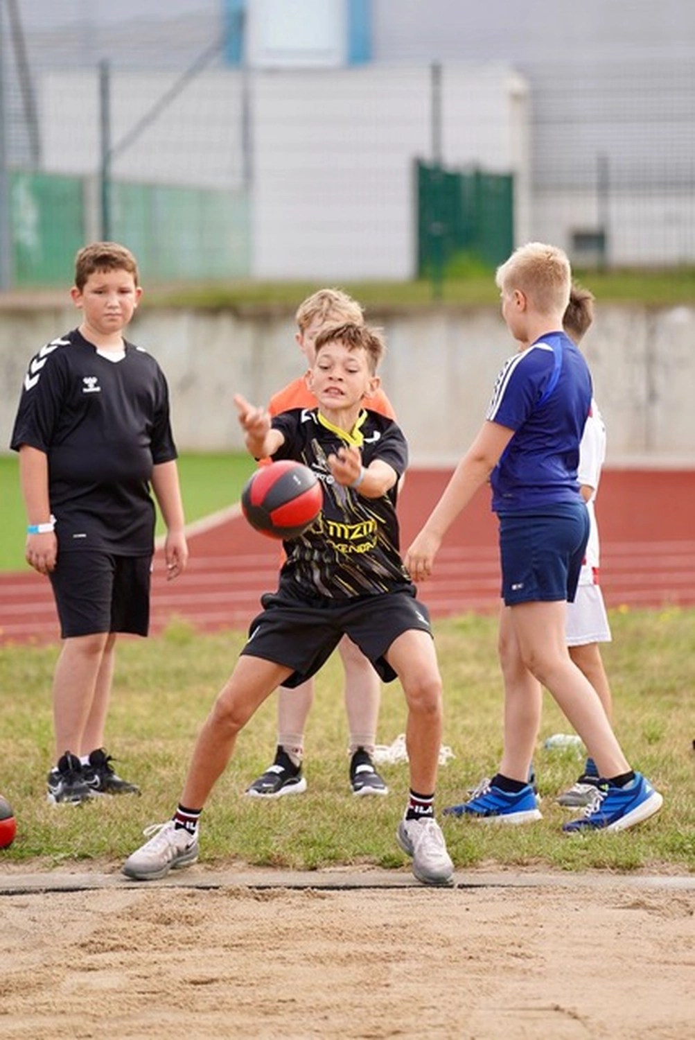 Kinder laufen beim Fußball von Hartwig - Steffen Hartwig 