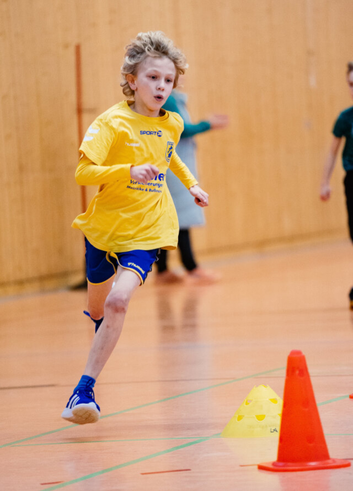 Kinder laufen beim Fußball von Hartwig - Steffen Hartwig