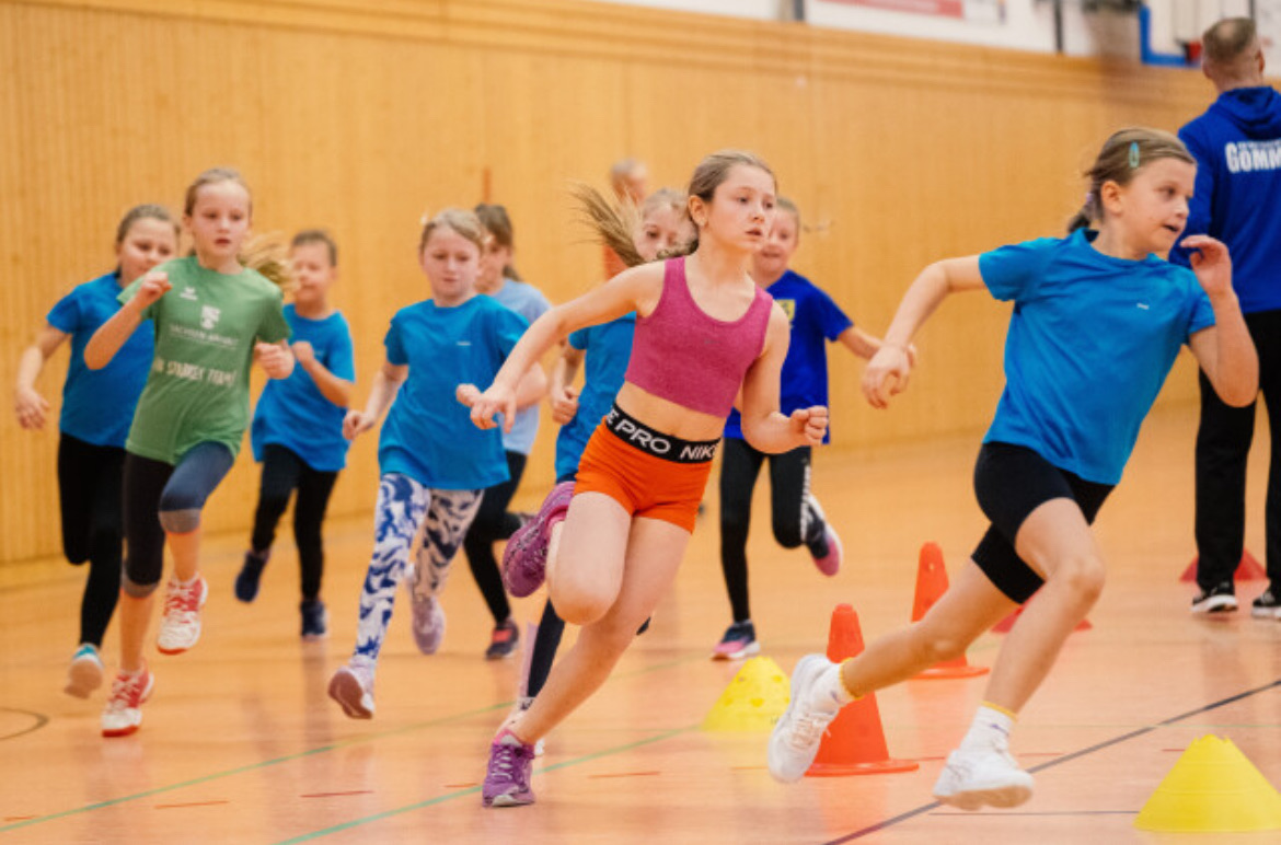 Kinder laufen beim Fußball von Hartwig - Steffen Hartwig