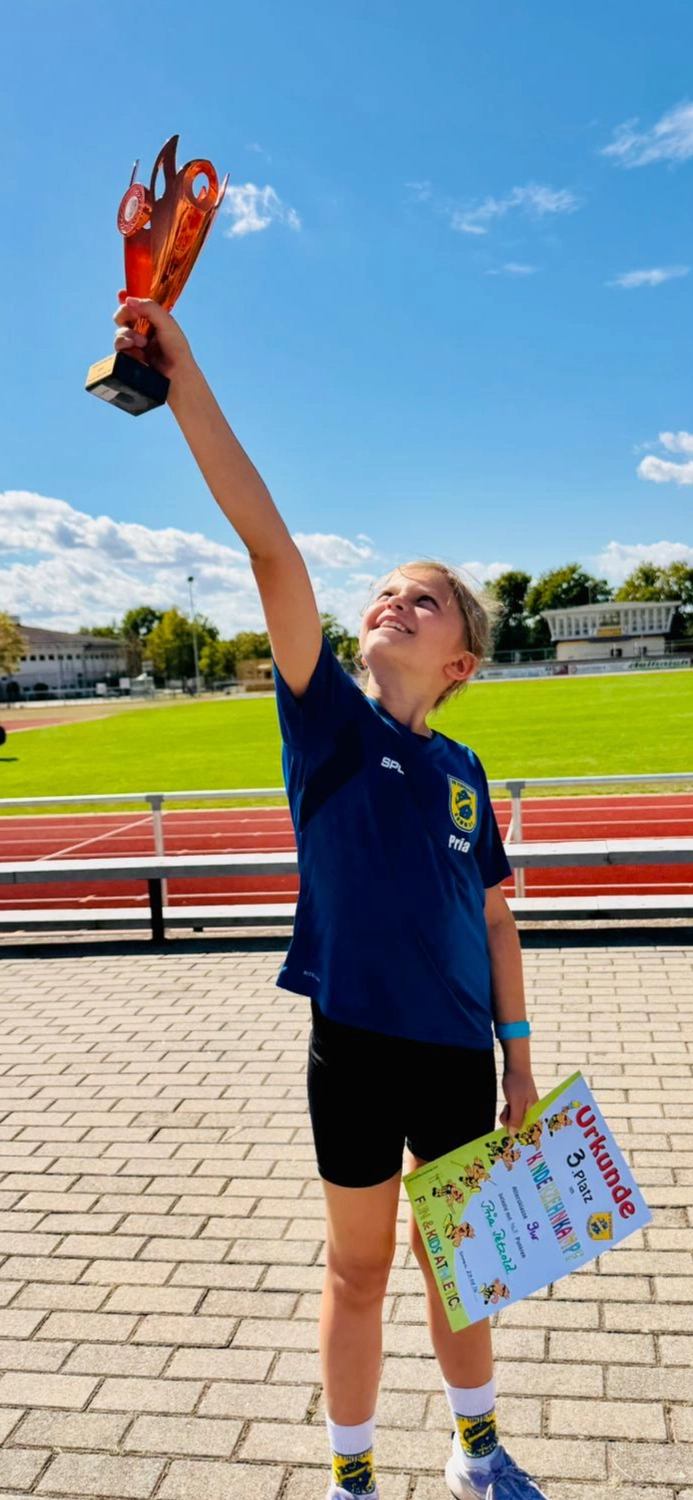 Kinder laufen beim Fußball von Hartwig - Steffen Hartwig