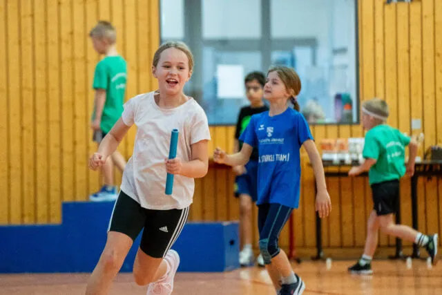 Kinder laufen beim Fußball von Hartwig - Steffen Hartwig